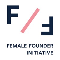 Logo avec deux « F » stylisés séparés par une diagonale rose, au-dessus du texte « FEMALE FOUNDER INITIATIVE » en lettres majuscules et grasses. À propos, ce design incarne l'autonomisation et l'innovation.